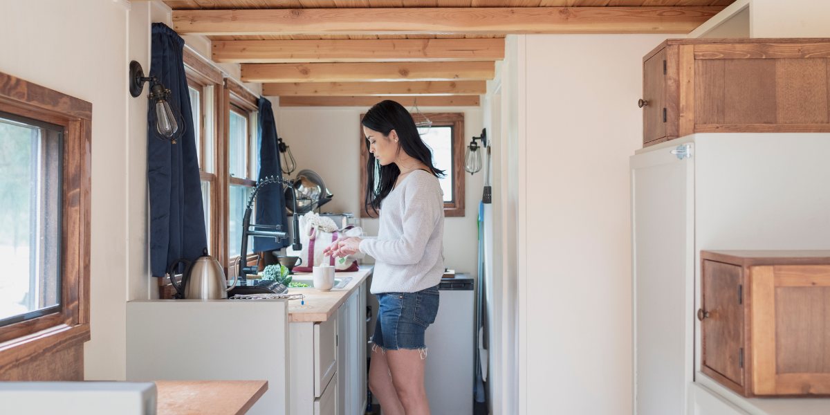 What Are the Benefits of Using a Single Electric Burner in a Tiny House?